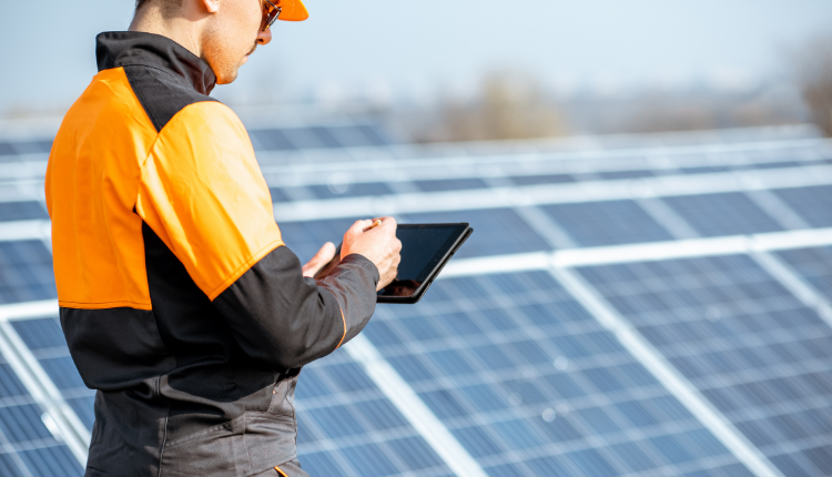 【2026年最新版】太陽光発電の設置工事の流れを完全解説｜補助金申請から運転開始・維持管理までイメージ