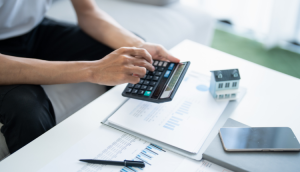 ソーラーローンは月々いくら払う？返済シミュレーションと審査に通るコツ・選び方を解説