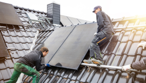 太陽光パネルの重さはどのくらい？屋根に設置しても大丈夫な理由と耐荷重の目安を徹底解説