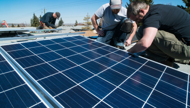 カナディアンソーラーは後悔しない？評判・耐久性・撤退リスク・最新モデルTOPHiKu6を専門家がわかりやすく解説イメージ