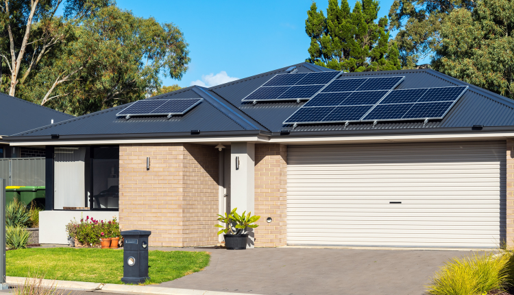 【2026年最新】戸建て太陽光発電の設置費用はいくらかかる？相場・1kWあたり25〜35万円の内訳と後悔しない選び方イメージ